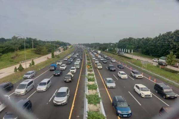 One Way Nasional dari Tol Japek-Gerbang Tol Kalikangkung Diterapkan, Pemudik Tetap Harus Perhatikan Ini One Way Nasional dari Tol Japek-Gerbang Tol Kalikangkung Diterapkan, Pemudik Tetap Harus Perhatikan Ini