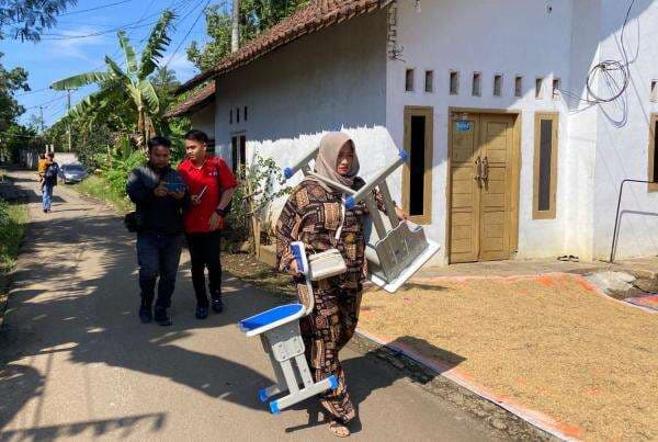 Heboh! Orang Tua Siswa SD di Lebak Bawa Meja dan Kursi Sendiri untuk Belajar Heboh! Orang Tua Siswa SD di Lebak Bawa Meja dan Kursi Sendiri untuk Belajar