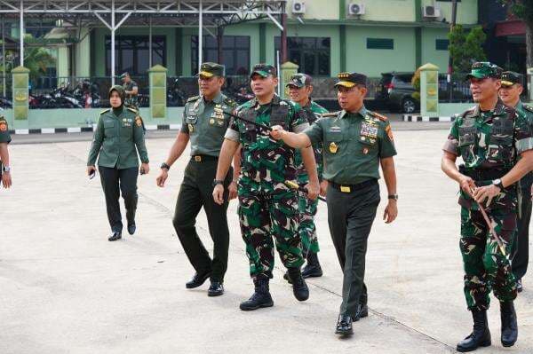 Panglima TNI Tinjau Pembangunan Fasilitas Prajurit di Brigif 17/Kostrad: Wujud Nyata Peningkatan Kesejahteraan Prajurit Panglima TNI Tinjau Pembangunan Fasilitas Prajurit di Brigif 17/Kostrad: Wujud Nyata Peningkatan Kesejahteraan Prajurit