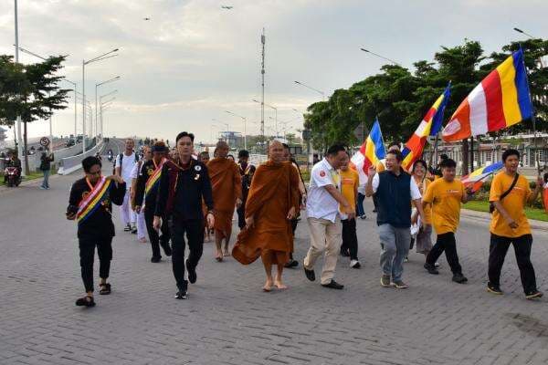 Pecahkan Rekor, 39 Biksu Thudong Jalani Misi Toleransi Menuju Borobudur Pecahkan Rekor, 39 Biksu Thudong Jalani Misi Toleransi Menuju Borobudur