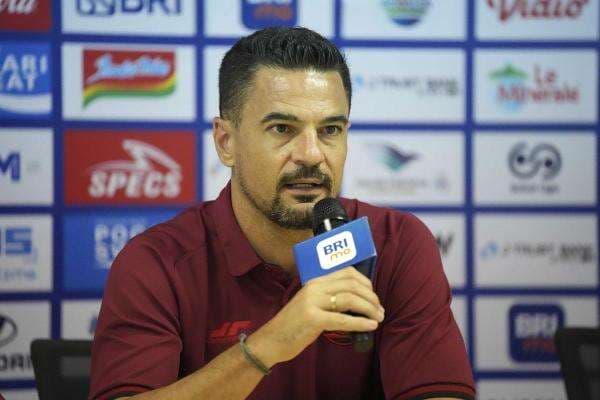 Persib Bandung Melenggang Sendirian di Puncak, Carlos Pena Bicara Kans Persija Jakarta Jadi Runner up Liga 1 2024-2025 Persib Bandung Melenggang Sendirian di Puncak, Carlos Pena Bicara Kans Persija Jakarta Jadi Runner up Liga 1 2024-2025