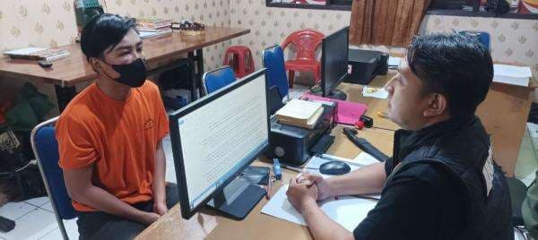 Nekat Palak Sopir Bus Parawisata Pakai Golok, Pria Ini Ditangkap Polisi Nekat Palak Sopir Bus Parawisata Pakai Golok, Pria Ini Ditangkap Polisi