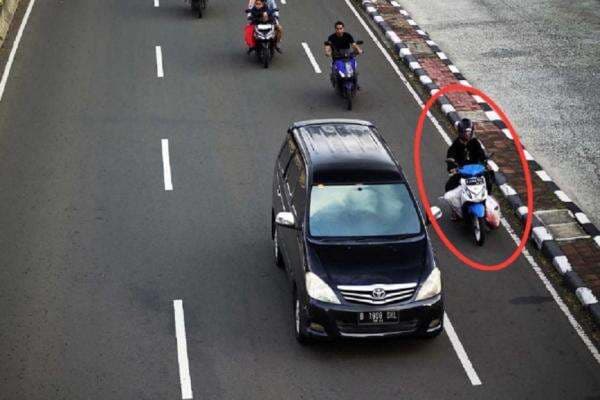 Pembunuh Pria Dalam Karung Bawa Mayat Korban Pakai Motor Terekam CCTV Pembunuh Pria Dalam Karung Bawa Mayat Korban Pakai Motor Terekam CCTV