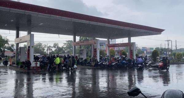 Tak Bisa Isi BBM Imbas Hujan Petir, Ribuan Pemudik Terlantar di SPBU Pantura Cirebon Tak Bisa Isi BBM Imbas Hujan Petir, Ribuan Pemudik Terlantar di SPBU Pantura Cirebon