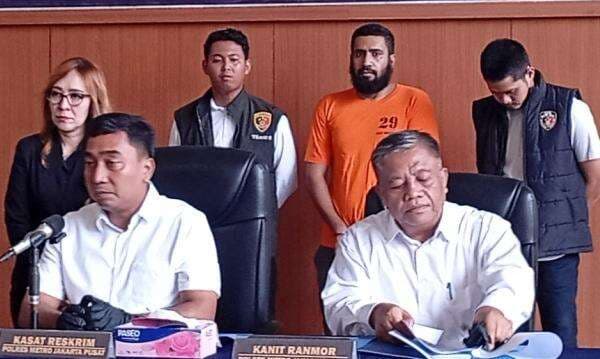 Penampakan Pengacara Bawa Senpi-Narkoba Berbaju Tahanan Penampakan Pengacara Bawa Senpi-Narkoba Berbaju Tahanan