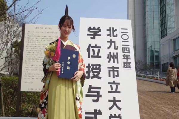 Penyanyi Jepang Ini Lakukan Perjalanan Pulang Pergi 4 Jam untuk Kuliah, Habiskan Rp3,5 Juta Setiap Hari Penyanyi Jepang Ini Lakukan Perjalanan Pulang Pergi 4 Jam untuk Kuliah, Habiskan Rp3,5 Juta Setiap Hari