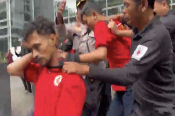 Persidangan Hasto Ricuh, Satgas PDIP Amankan Sejumlah Orang Diduga Penyusup Persidangan Hasto Ricuh, Satgas PDIP Amankan Sejumlah Orang Diduga Penyusup