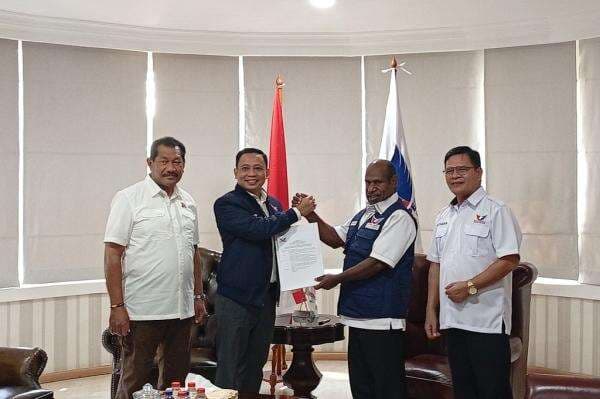 AYP Serahkan SK Ketua DPD Partai Perindo Mamberamo Tengah ke Itaman Thago AYP Serahkan SK Ketua DPD Partai Perindo Mamberamo Tengah ke Itaman Thago