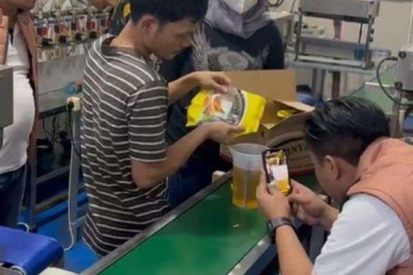 Polisi Bongkar Produksi MinyaKita Ilegal di Jakbar, Takaran Tak Sesuai Standar Polisi Bongkar Produksi MinyaKita Ilegal di Jakbar, Takaran Tak Sesuai Standar