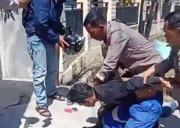 Dua Pemuda Ini Nekat Transaksi Narkoba di Depan Kantor Polisi, Begini Akhirnya Dua Pemuda Ini Nekat Transaksi Narkoba di Depan Kantor Polisi, Begini Akhirnya