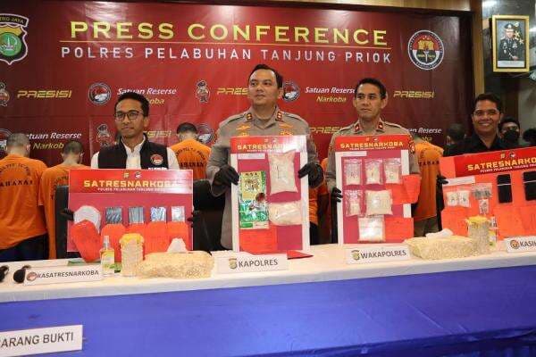 Polres Tanjung Priok Ungkap 10 Kasus Narkoba, Sita Barang Bukti Rp2,3 Miliar Polres Tanjung Priok Ungkap 10 Kasus Narkoba, Sita Barang Bukti Rp2,3 Miliar