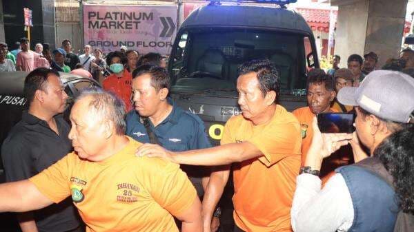 10 Pengedar Ribuan Butir Obat Tramadol dan Hexymer Ditangkap Polisi di Jembatan Tinggi Tanah Abang 10 Pengedar Ribuan Butir Obat Tramadol dan Hexymer Ditangkap Polisi di Jembatan Tinggi Tanah Abang