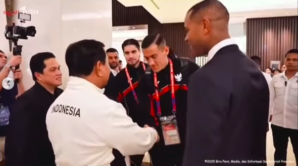 Viral Momen Jay Idzes Bilang Tinggal di Semarang saat Bertemu Prabowo, Netizen: Ternyata Tetanggaan! Viral Momen Jay Idzes Bilang Tinggal di Semarang saat Bertemu Prabowo, Netizen: Ternyata Tetanggaan!