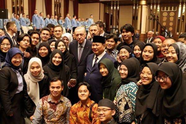 Momen Prabowo Sapa Pelajar RI di Turki usai Makan Malam, Didampingi Erdogan Momen Prabowo Sapa Pelajar RI di Turki usai Makan Malam, Didampingi Erdogan