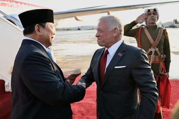 Potret Keakraban Presiden Prabowo dengan Raja Abdullah II saat Tiba di Yordania Potret Keakraban Presiden Prabowo dengan Raja Abdullah II saat Tiba di Yordania