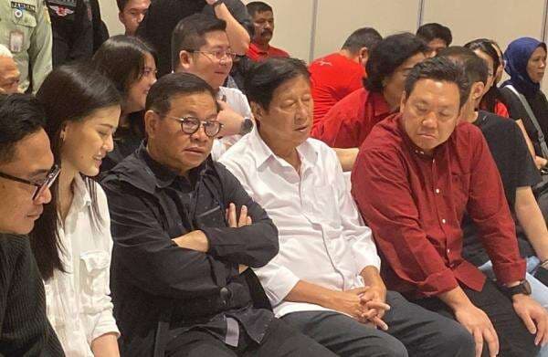 Pramono Anung Ditemani Charles Honoris Melayat ke Rumah Duka Brando Susanto Pramono Anung Ditemani Charles Honoris Melayat ke Rumah Duka Brando Susanto