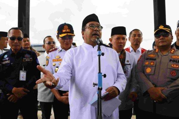 Pramono-Doel Salat Id di Masjid Fatahillah Balai Kota Pramono-Doel Salat Id di Masjid Fatahillah Balai Kota