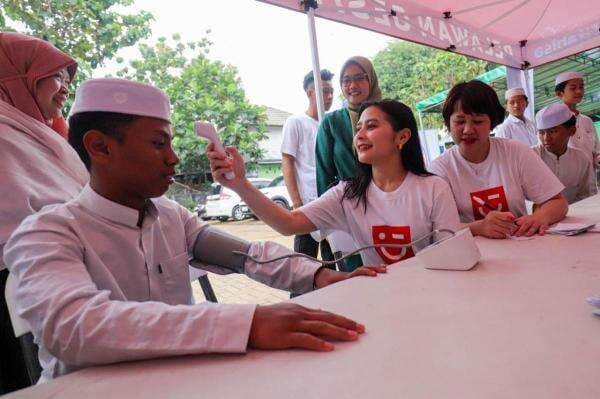 Salut! Prilly Latuconsina Turun ke Kawasan Bantargebang, Ajak Anak-Anak Cek Kesehatan Gratis Salut! Prilly Latuconsina Turun ke Kawasan Bantargebang, Ajak Anak-Anak Cek Kesehatan Gratis