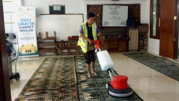 Pegadaian Peduli Jalankan Program Cuci Karpet Masjid Gratis, Ibadah Jadi Nyaman Pegadaian Peduli Jalankan Program Cuci Karpet Masjid Gratis, Ibadah Jadi Nyaman