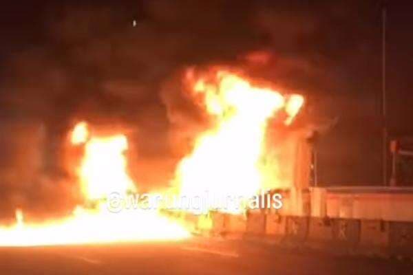 Proyek MRT di Rawamangun Kebakaran Proyek MRT di Rawamangun Kebakaran