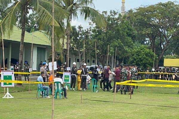 Rekonstruksi Penembakan 3 Polisi hingga Tewas di Lampung, Oknum TNI Siap Bawa Senjata Api dari Rumah Rekonstruksi Penembakan 3 Polisi hingga Tewas di Lampung, Oknum TNI Siap Bawa Senjata Api dari Rumah