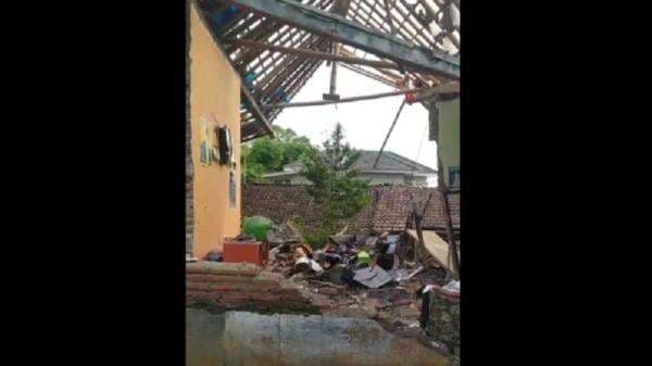 Ledakan Dahsyat di Jember, Rumah Hancur 1 Orang Luka Parah Ledakan Dahsyat di Jember, Rumah Hancur 1 Orang Luka Parah