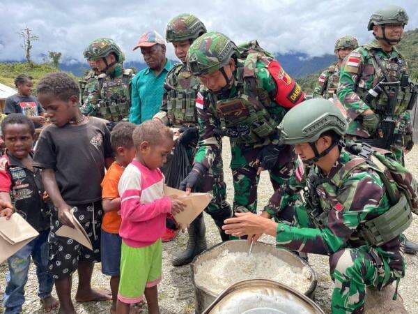 Satgas Yonif 715/Mtl Gelar Makan Bersama dan Pemeriksaan Kesehatan Warga Puncak Jaya Satgas Yonif 715/Mtl Gelar Makan Bersama dan Pemeriksaan Kesehatan Warga Puncak Jaya
