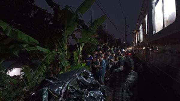 Mobil Tertabrak KRL di Lintasan Stasiun Cilebut-Bogor Mobil Tertabrak KRL di Lintasan Stasiun Cilebut-Bogor