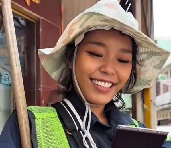 Siapa Noppajit Meen Somboonsate? Penyapu Jalanan di Bangkok yang Jadi Kaya Raya setelah Viral di TikTok Siapa Noppajit Meen Somboonsate? Penyapu Jalanan di Bangkok yang Jadi Kaya Raya setelah Viral di TikTok