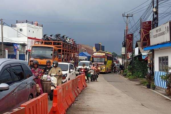 Simpang Jomin Mendadak Dipadati Kendaraan Imbas One Way di Tol Cipali Simpang Jomin Mendadak Dipadati Kendaraan Imbas One Way di Tol Cipali