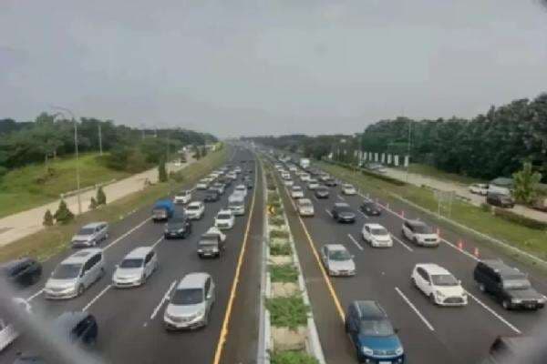 Sistem One Way Diterapkan Pagi Ini, dari KM 70 Tol Japek hingga KM 459 Arah Semarang-Solo Sistem One Way Diterapkan Pagi Ini, dari KM 70 Tol Japek hingga KM 459 Arah Semarang-Solo