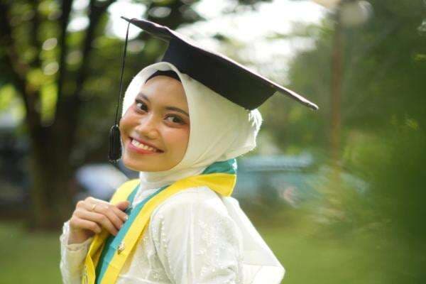 Siti Fadila, Wisudawan Termuda UGM yang Raih Gelar Magister di Usia 22 Tahun Siti Fadila, Wisudawan Termuda UGM yang Raih Gelar Magister di Usia 22 Tahun