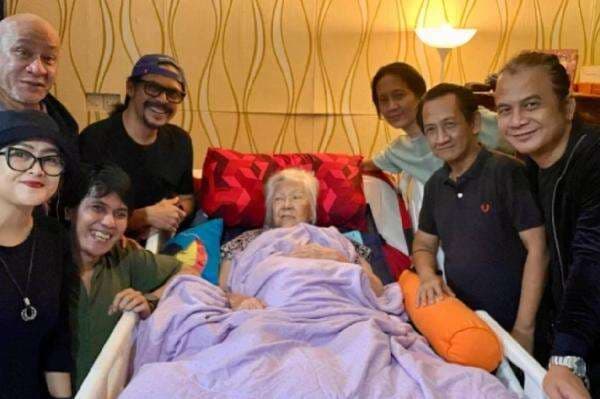 Profil Bunda Iffet, Ibunya Band Slank yang Meninggal Dunia di Usia 87 Tahun Profil Bunda Iffet, Ibunya Band Slank yang Meninggal Dunia di Usia 87 Tahun