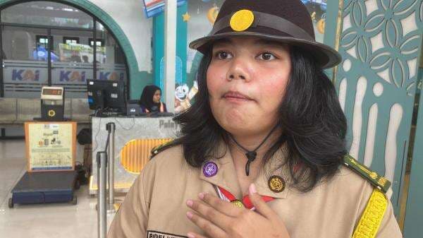 Kisah Pramuka Wanita Bantu Pemudik di Stasiun Pasar Senen: Tak Dibayar hingga Rela Jauh dari Keluarga Kisah Pramuka Wanita Bantu Pemudik di Stasiun Pasar Senen: Tak Dibayar hingga Rela Jauh dari Keluarga