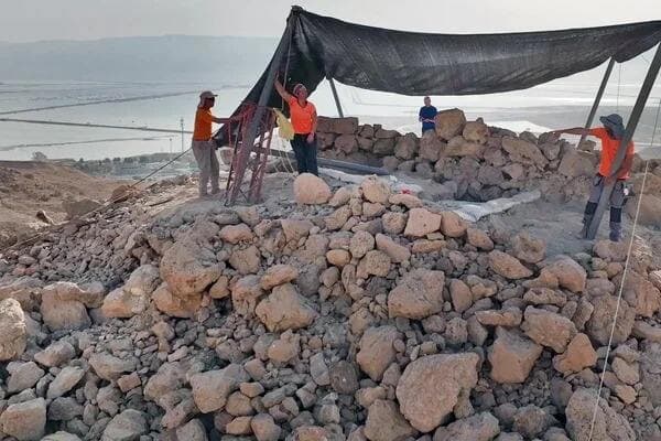 Struktur Piramida Berusia 2.200 Tahun Ditemukan di Gurun Yudea Struktur Piramida Berusia 2.200 Tahun Ditemukan di Gurun Yudea