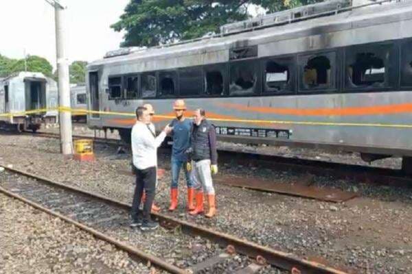 Tim Labfor Polri Usut Kebakaran 3 Gerbong KA di Stasiun Tugu Yogyakarta Tim Labfor Polri Usut Kebakaran 3 Gerbong KA di Stasiun Tugu Yogyakarta