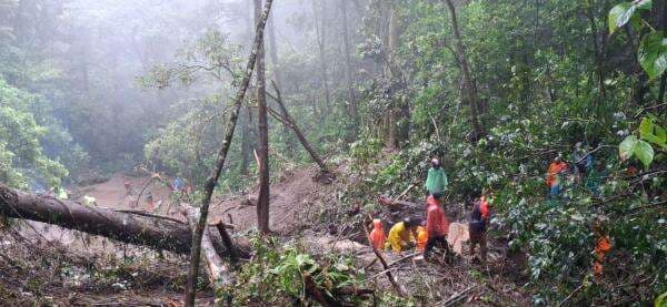 Jalur Batu - Mojokerto Diterjang Longsor, Satu Orang Tewas Tertimbun Jalur Batu - Mojokerto Diterjang Longsor, Satu Orang Tewas Tertimbun