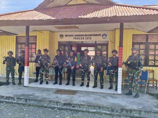TNI-Polri Bersinergi Menjamin Pelaksanaan Ujian Nasional Siswa SMA di Distrik Mulia Puncak Jaya TNI-Polri Bersinergi Menjamin Pelaksanaan Ujian Nasional Siswa SMA di Distrik Mulia Puncak Jaya