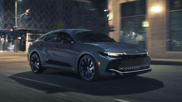 Toyota Hadirkan Crown dengan 4 Model Sekaligus Toyota Hadirkan Crown dengan 4 Model Sekaligus