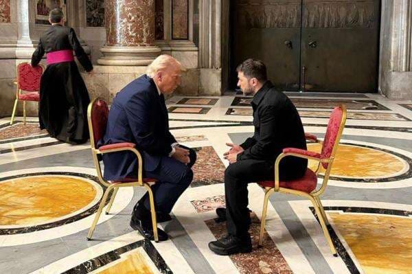 Potret Trump-Zelensky Ngobrol Serius di Basilika Santo Petrus saat Pemakaman Paus Fransiskus Potret Trump-Zelensky Ngobrol Serius di Basilika Santo Petrus saat Pemakaman Paus Fransiskus
