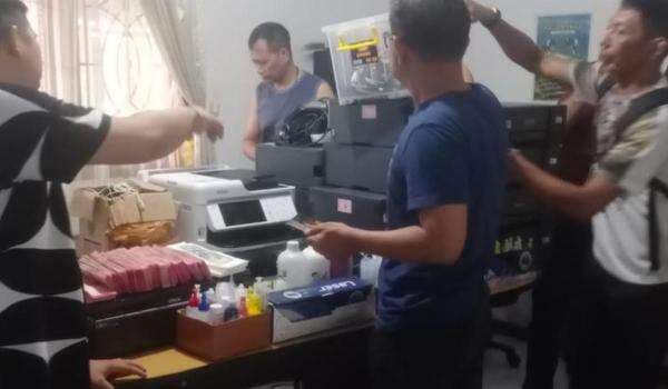 Pabrik Uang Palsu di Bogor Digerebek Aparat Gabungan! Pabrik Uang Palsu di Bogor Digerebek Aparat Gabungan!