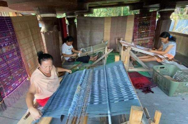 Usaha Tenun Ulos Ini Sukses Berdayakan Wanita Berkat Program Klasterkuhidupku BRI Usaha Tenun Ulos Ini Sukses Berdayakan Wanita Berkat Program Klasterkuhidupku BRI