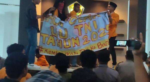 Tolak UU TNI, Aliansi BEM Se-Kota Kendari Segel DPRD Sultra Tolak UU TNI, Aliansi BEM Se-Kota Kendari Segel DPRD Sultra