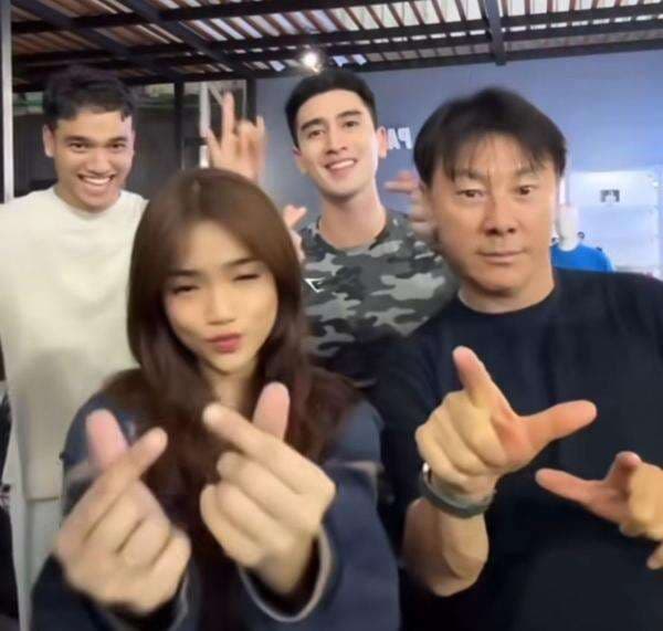 Viral Momen Fuji Ajak Shin Tae-yong Ikut Tren Velocity, Netizen: Tiba-Tiba Banget... Viral Momen Fuji Ajak Shin Tae-yong Ikut Tren Velocity, Netizen: Tiba-Tiba Banget...