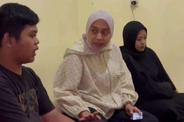 Viral Remaja Dampingi Jenazah Ayah Seorang Diri di Kontrakan, Wakil Bupati Langsung Datang Viral Remaja Dampingi Jenazah Ayah Seorang Diri di Kontrakan, Wakil Bupati Langsung Datang