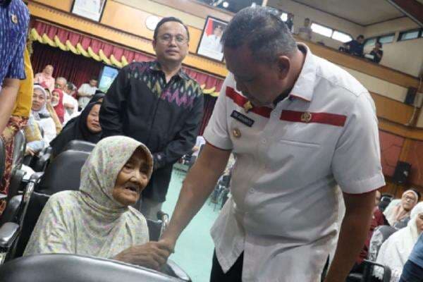 Wali Kota Bekasi Wajibkan Pejabat Punya Ibu Asuh dan Beri Santunan Uang Tunai Tiap Bulan Wali Kota Bekasi Wajibkan Pejabat Punya Ibu Asuh dan Beri Santunan Uang Tunai Tiap Bulan