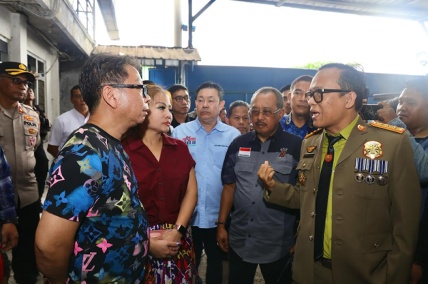 Fakta-Fakta Wamenaker Minta Perusahaan di Pekanbaru Kembalikan Ijazah Eks Pekerja Fakta-Fakta Wamenaker Minta Perusahaan di Pekanbaru Kembalikan Ijazah Eks Pekerja