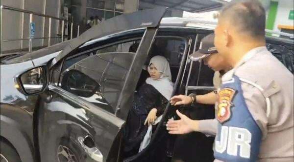 Aksi Polisi PJR Belah Macet Tol Dalam Kota Kawal Wanita Mau Melahirkan Aksi Polisi PJR Belah Macet Tol Dalam Kota Kawal Wanita Mau Melahirkan